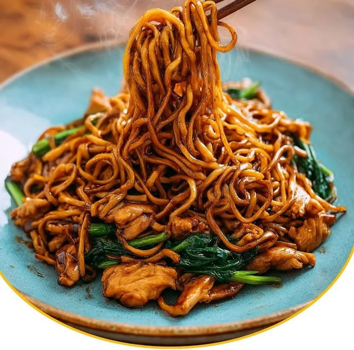 Chinesische gebratene Nudeln mit Hähnchenfleisch