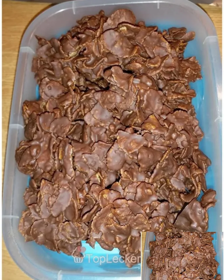 Selbstgemachte Choco-Crossies auf einem Teller mit Schokolade und Erdnüssen.