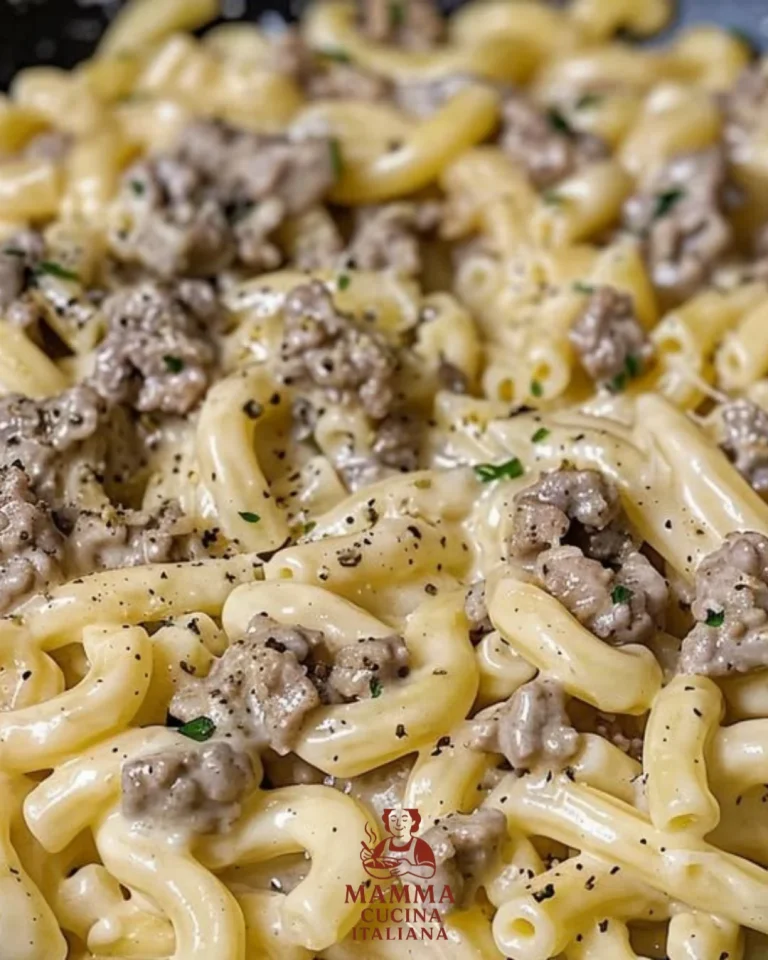 Cremige Alfredo-Pasta mit Hackfleisch in einer Servierschüssel