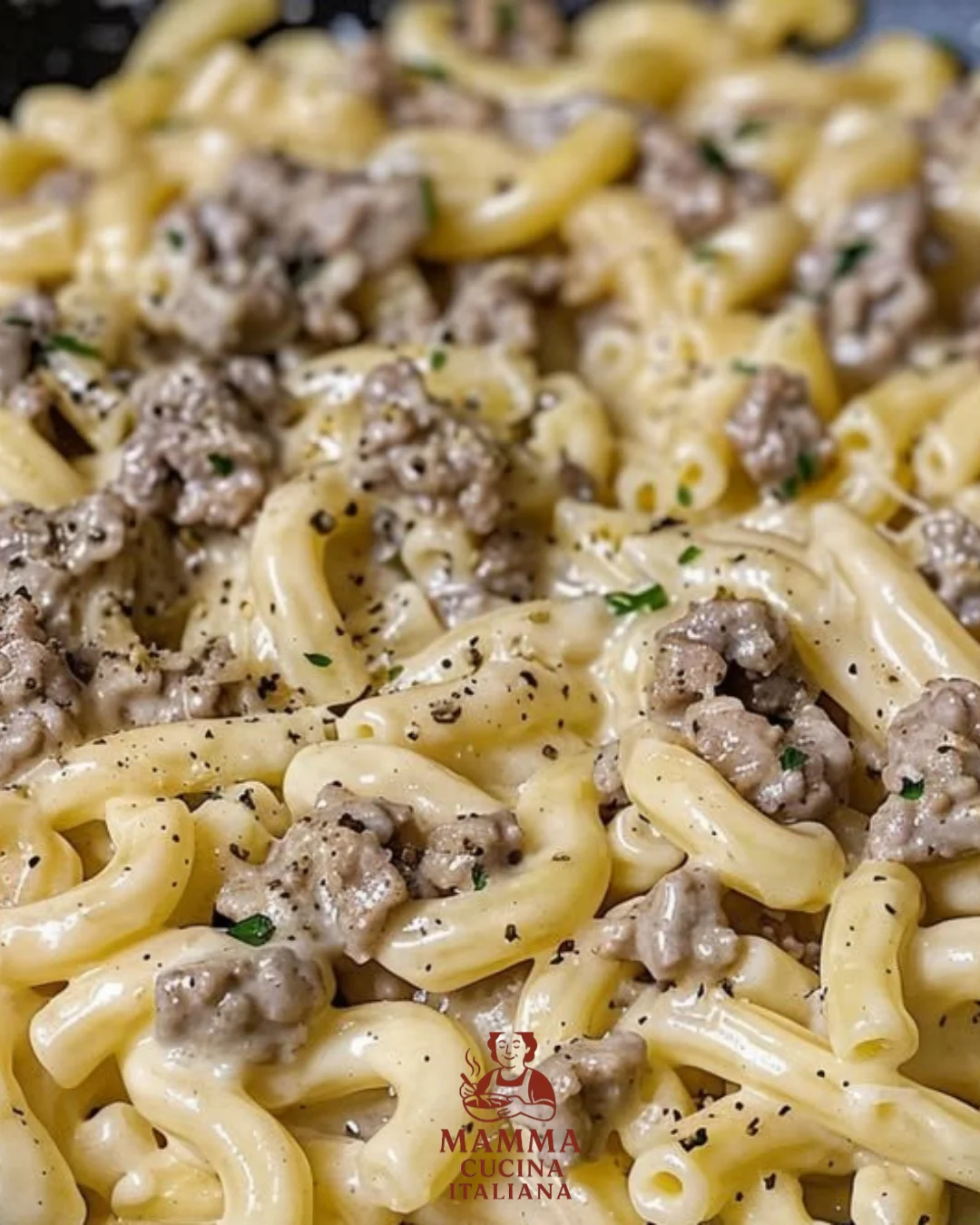 Cremige Alfredo-Pasta mit Hackfleisch in einer Servierschüssel