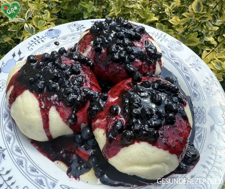 Dampfnudeln mit Heidelbeer-Soße