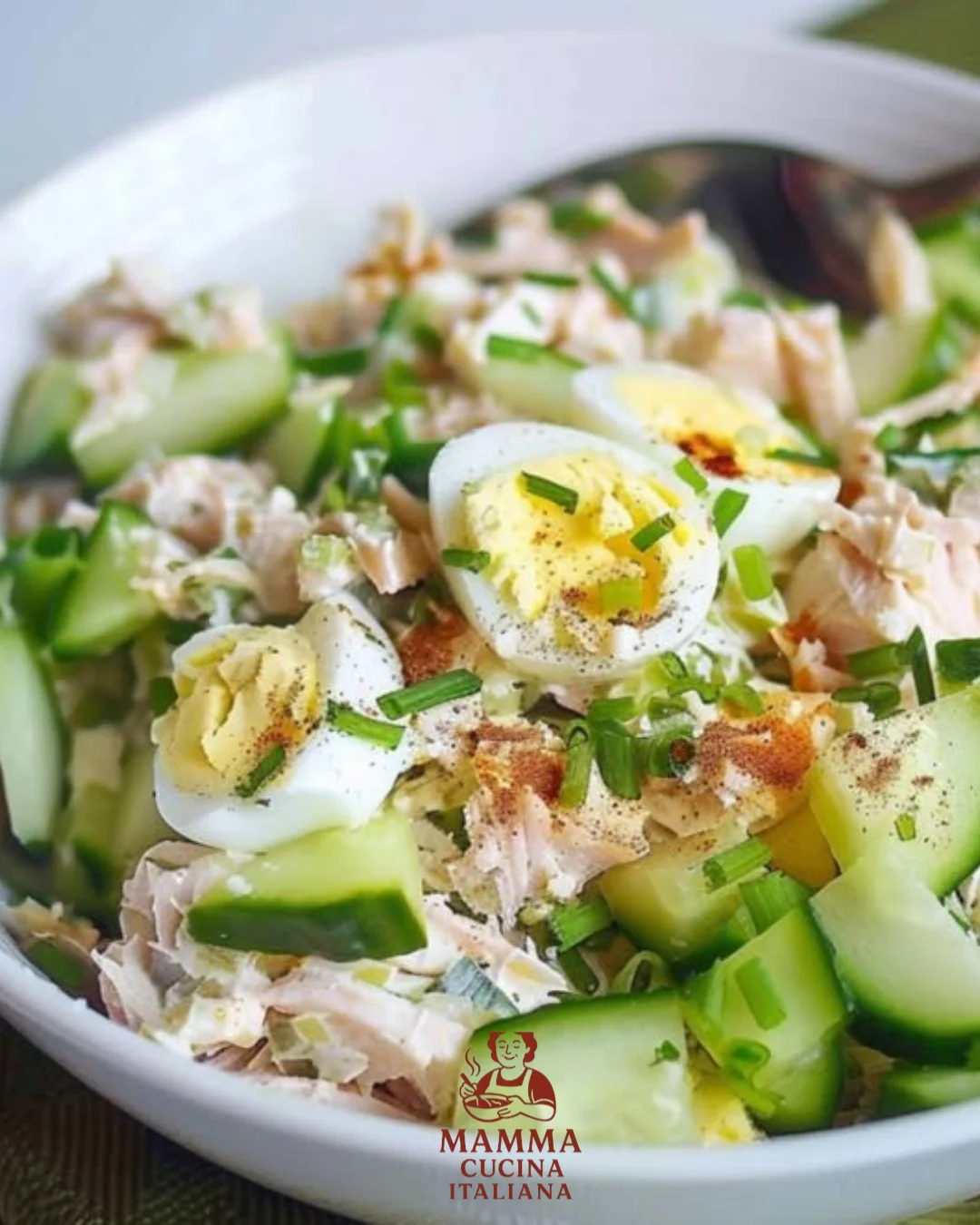 Eier-Gurken-Thunfischsalat in einer Schüssel, eiweißreich und erfrischend