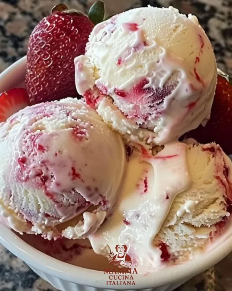 Erfrischendes Erdbeereis in einem Becher mit frischen Erdbeeren garnished