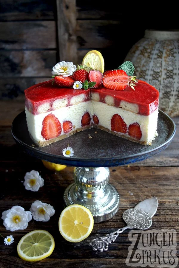Erdbeertorte mit weißer Schoko-Zitronenmousse und Erdbeerspiegel