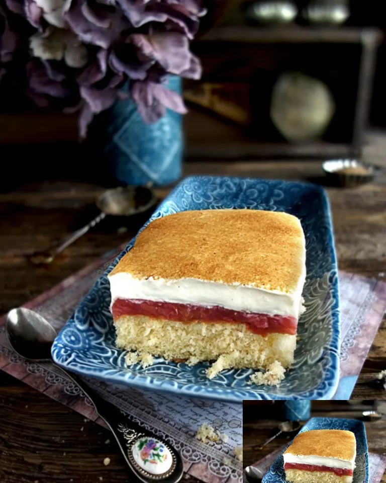 Fantakuchen mit Rhabarberkompott und Schmandcreme auf einem Teller