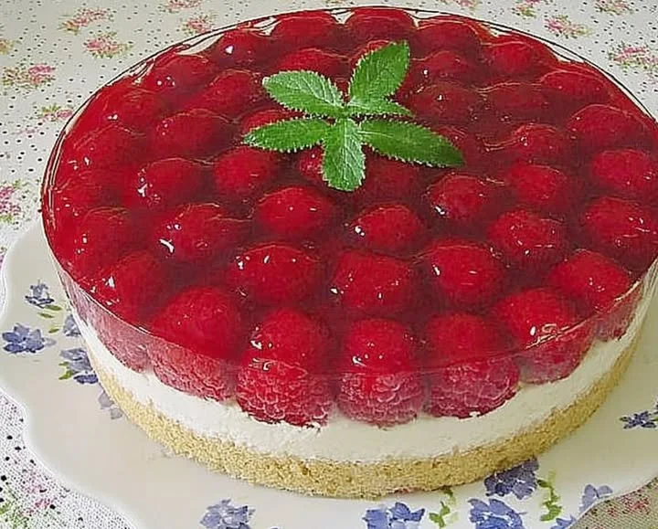 Frische Himbeertorte mit Schmand