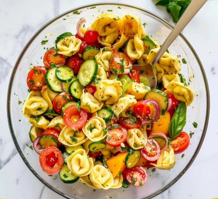Frischer Tortellinisalat mit Gemüse und Dressing