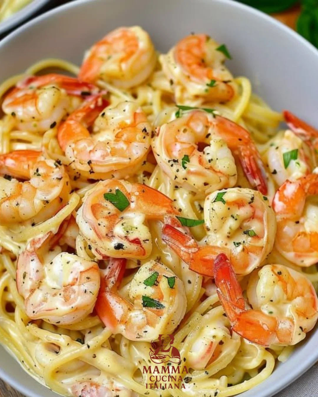 Garnelen-Spaghetti in Knoblauch-Frischkäsesauce auf einem Teller serviert