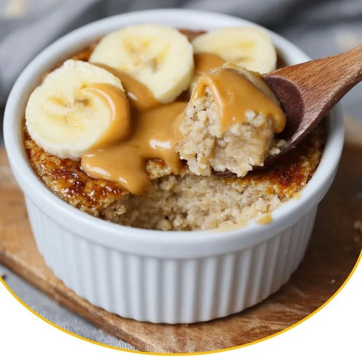 Gebackene Haferflocken aus dem Airfryer auf einem Teller serviert
