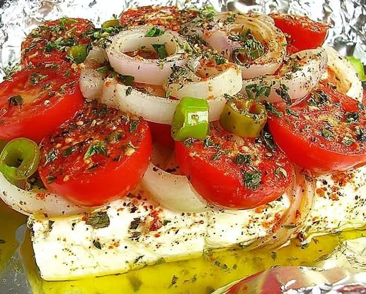 Gebackener Schafskäse auf einem bunten Gemüseteller