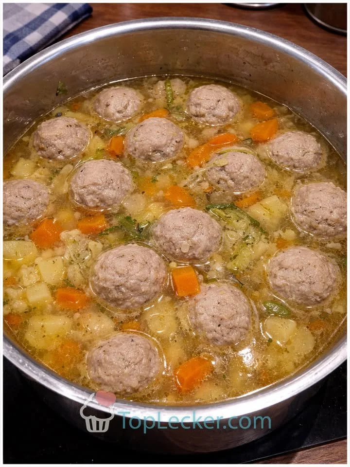 Gemüsesuppe mit Hackfleischbällchen