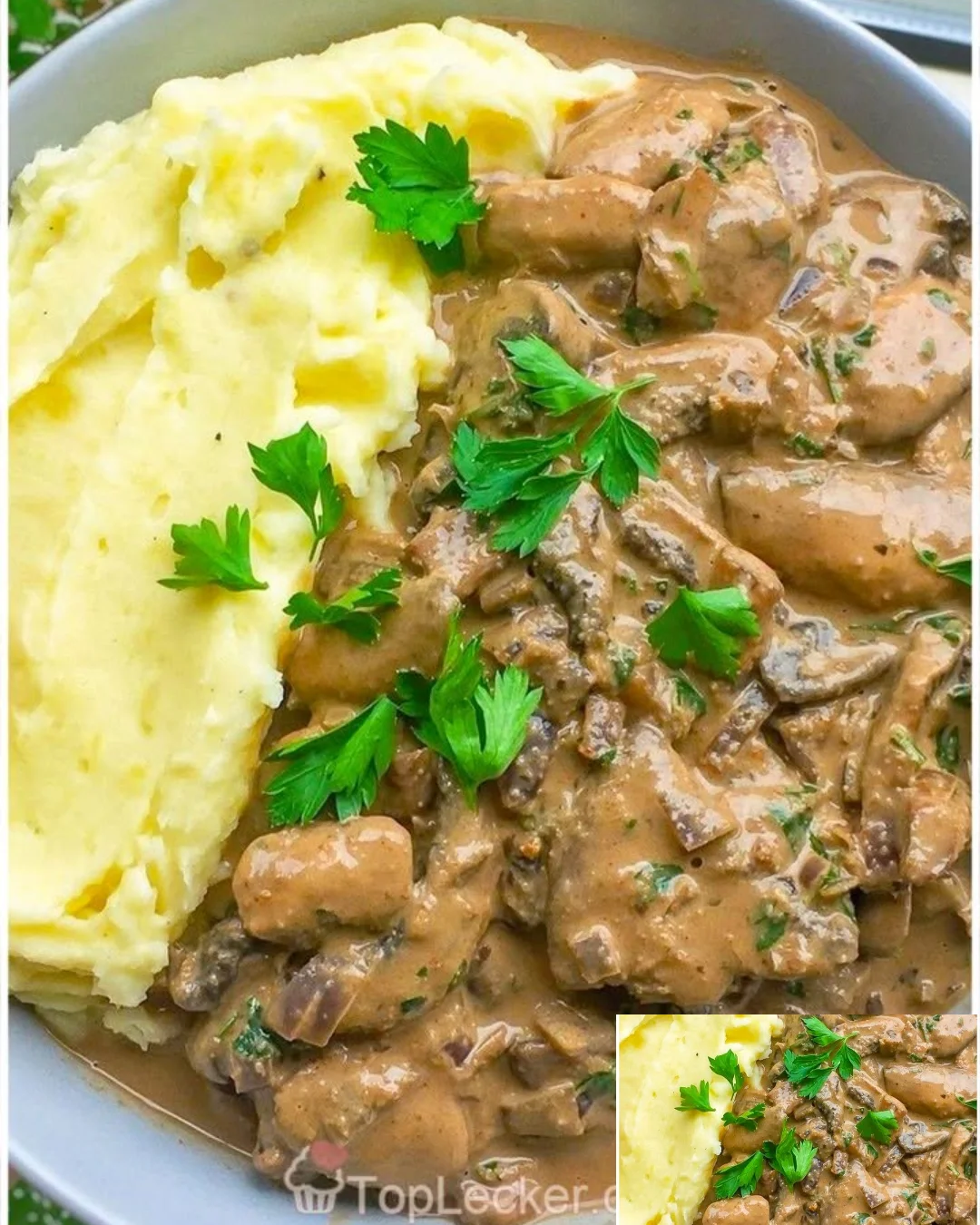 Geschnetzeltes mit Champignon-Rahmsoße und Kartoffelpüree auf einem Teller