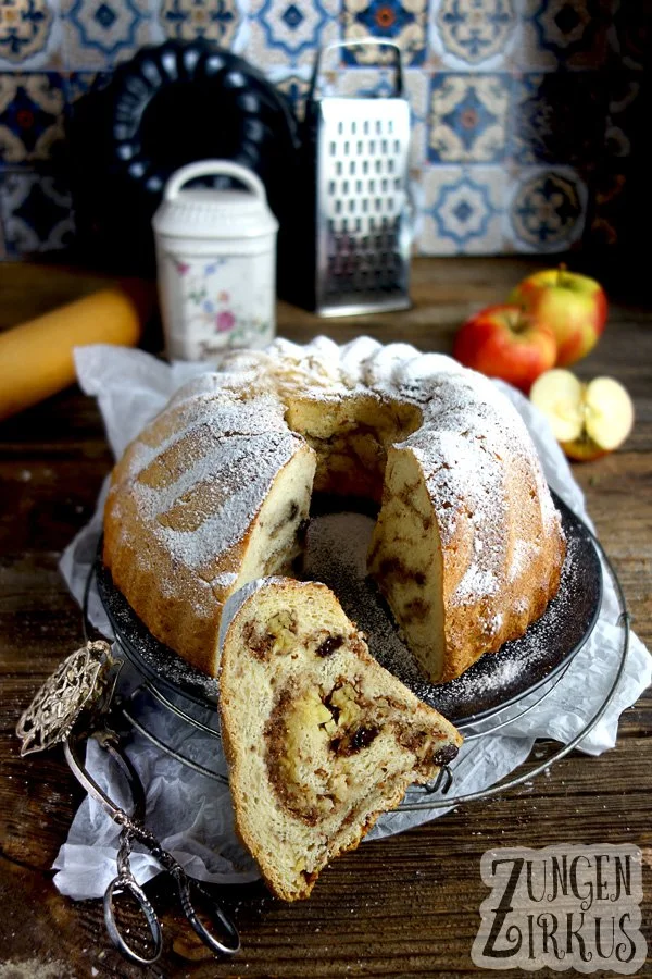 Hefe-Gugelhupf mit Äpfeln und Mandeln