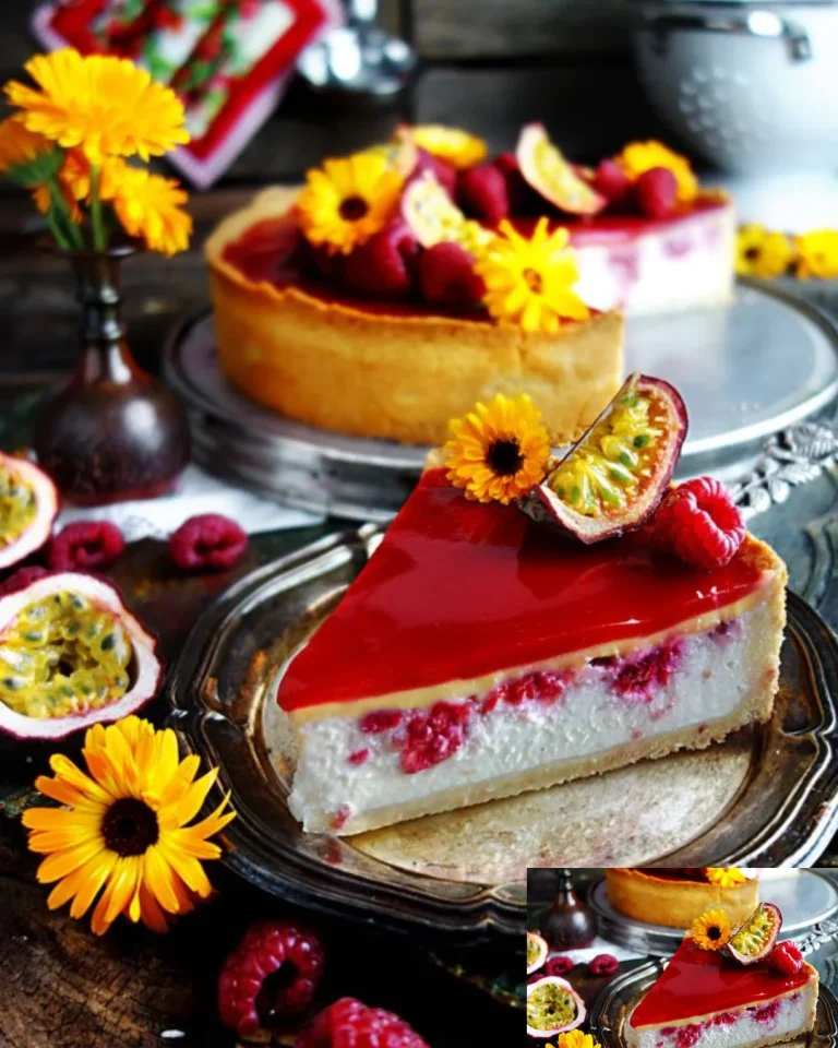 Himbeer-Käsekuchen mit Maracuja auf einem weißen Teller serviert.