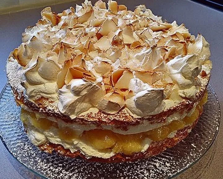 Himmelstorte mit Himbeeren auf einem Teller serviert