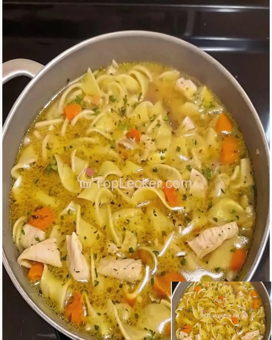 Hühnnersuppe mit Nudeln in einer Schüssel, serviert mit frischen Kräutern