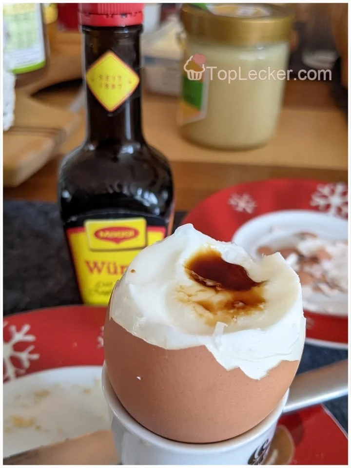 Ich bekenne mich !!!! Ich habe es schon als Kind geliebt und liebe es noch heute. Ein hartes Ei mit Maggi drauf !!!!!