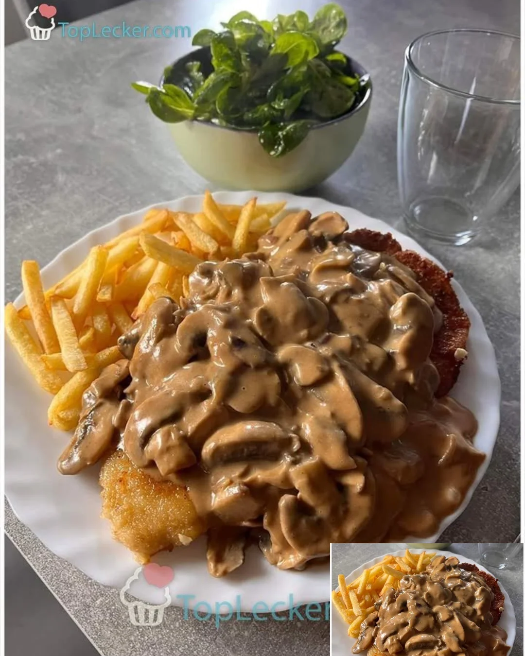 Jägerschnitzel mit Pilzsauce und Beilagen auf einem Teller serviert.