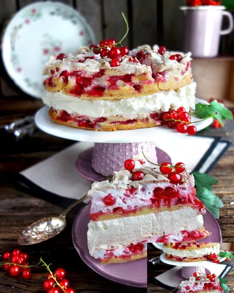 Johannisbeertorte mit Baiser und Sahnefüllung auf einem Teller