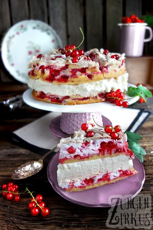 Johannisbeertorte mit Baiser und Sahnefüllung