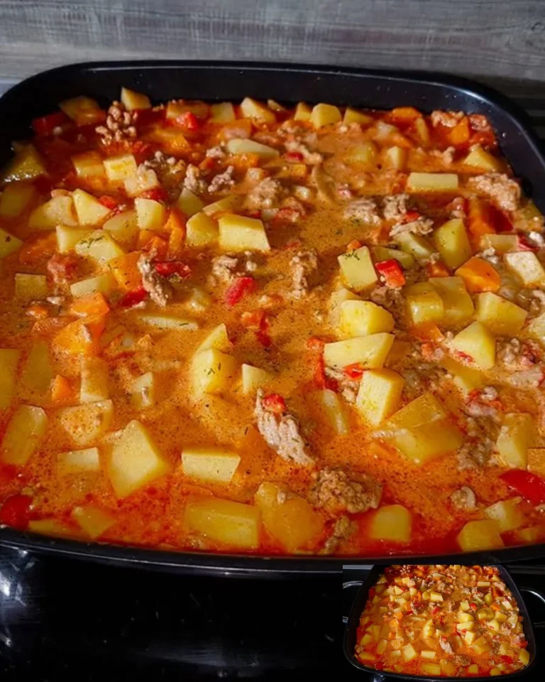 Kartoffel-Hackpfanne mit Paprika auf einem Teller serviert