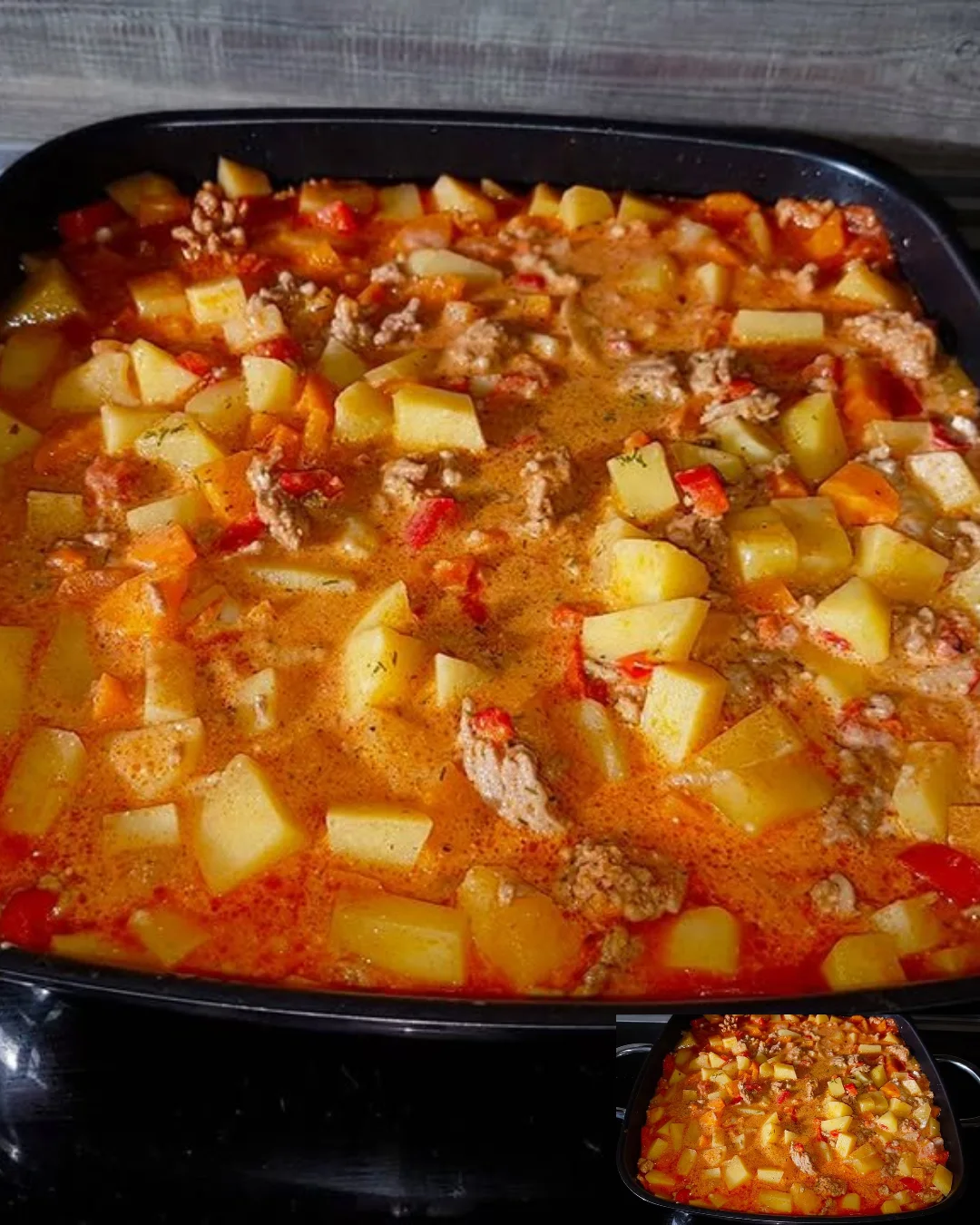 Kartoffel-Hackpfanne mit Paprika auf einem Teller serviert