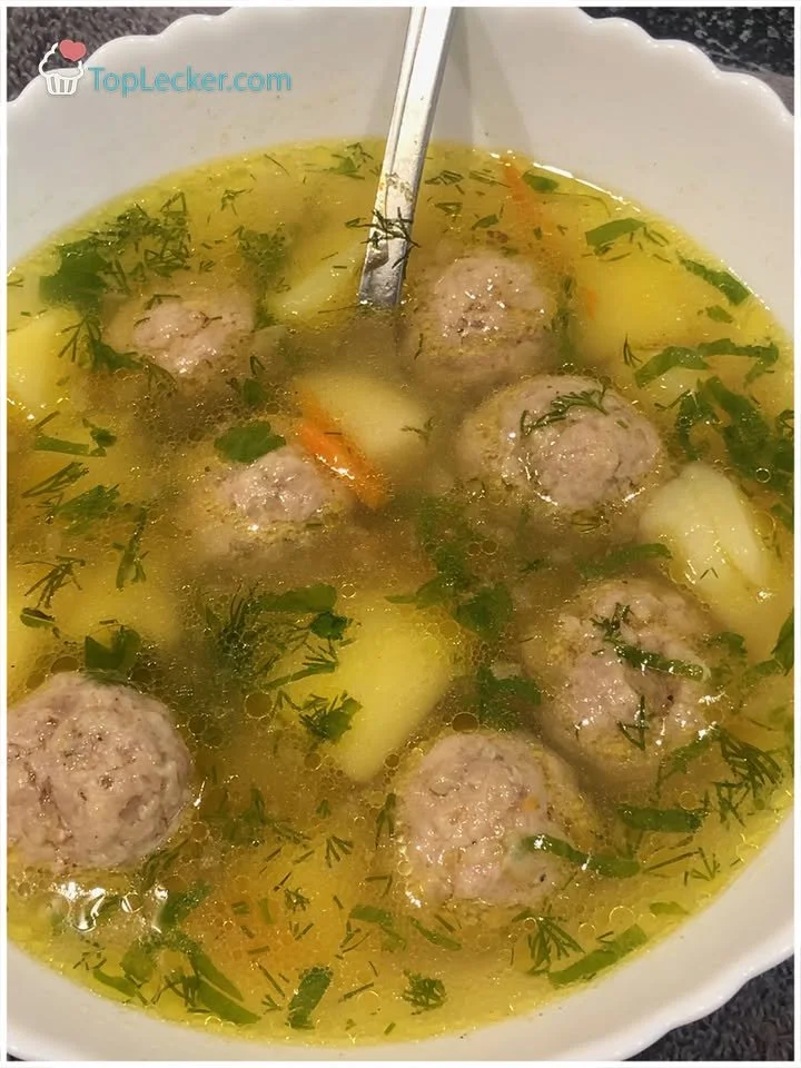 Klare Suppe mit Hackbällchen und Kartoffeln