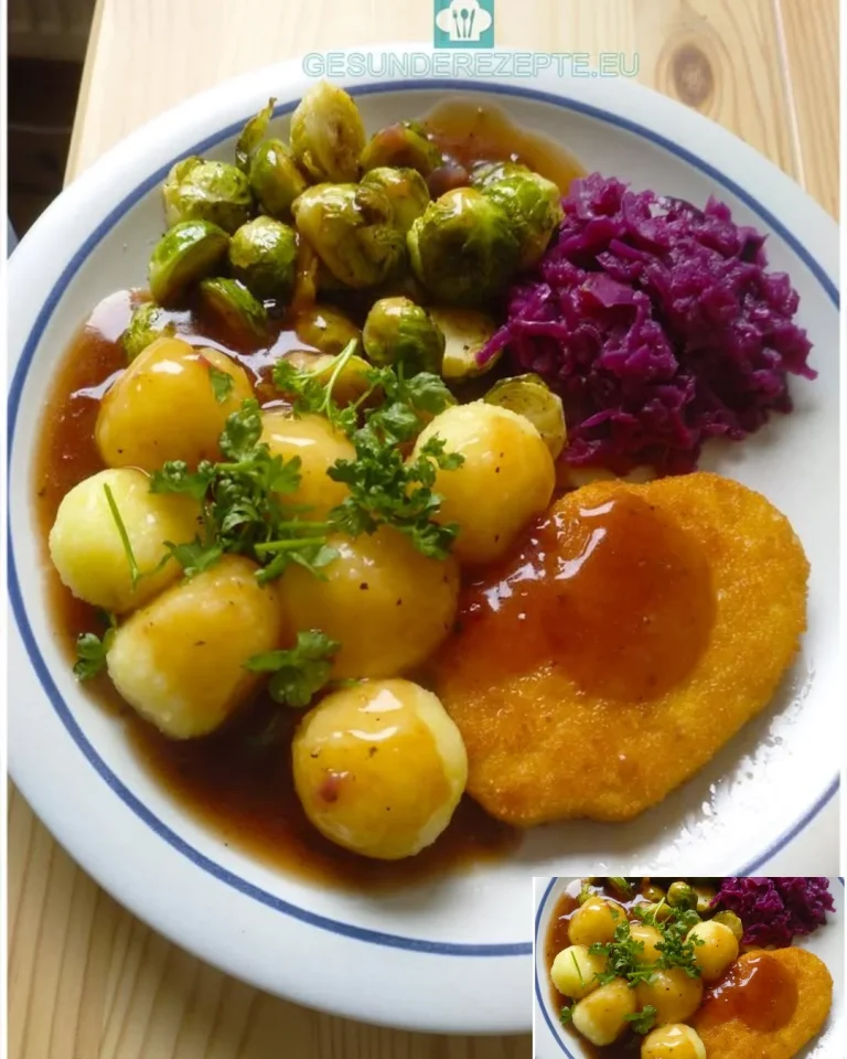Knuspriges Schnitzel mit Beilagen aus Rosenkohl, Rotkohl und Kartoffelklößen