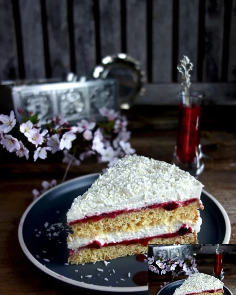 Kokos-Sahnetorte mit cremiger Kokosfüllung und Kokosraspeln garniert.