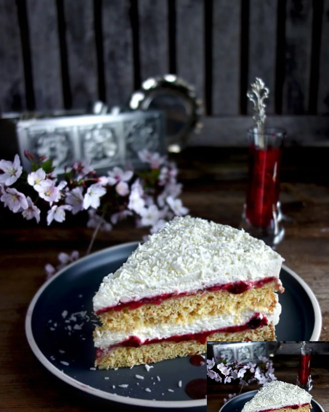 Kokos-Sahnetorte mit cremiger Kokosfüllung und Kokosraspeln garniert.