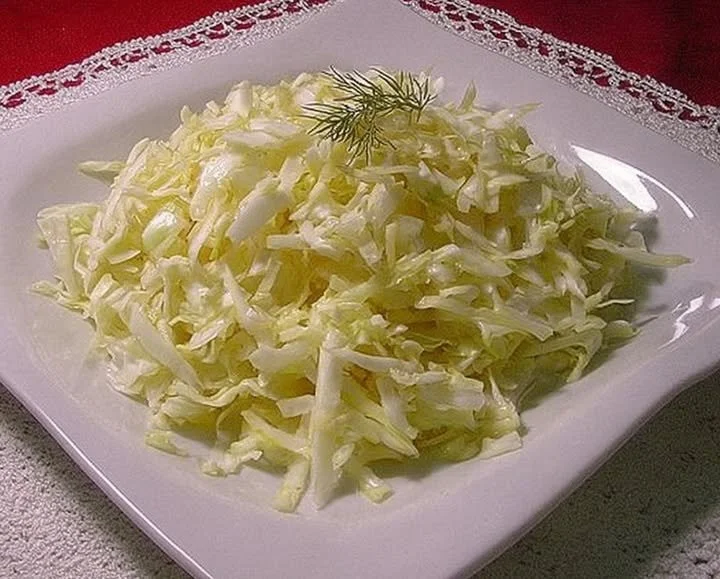 Krautsalat nach griechischer Art, frisch und appetitlich angerichtet.