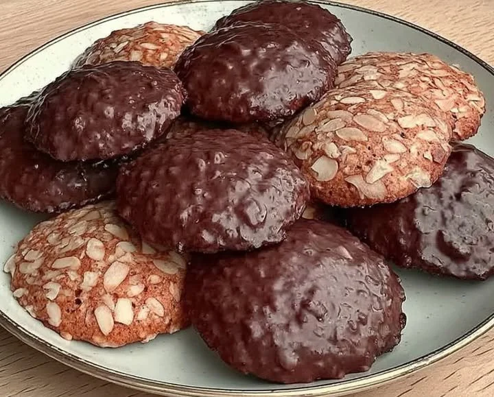 Lothars beste Nürnberger Elisenlebkuchen auf einem festlichen Weihnachtssteller