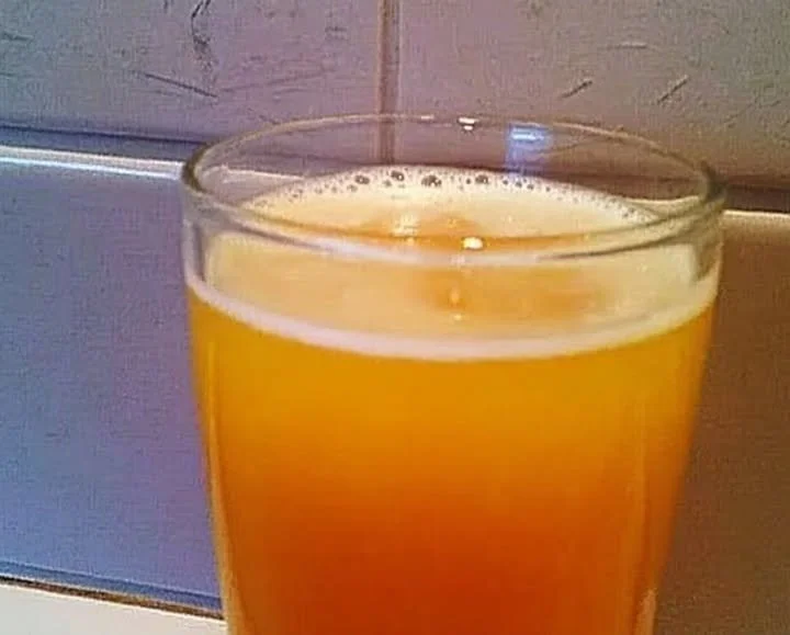 Erfrischende Malibubowle in einem Glas mit frischen Früchten.