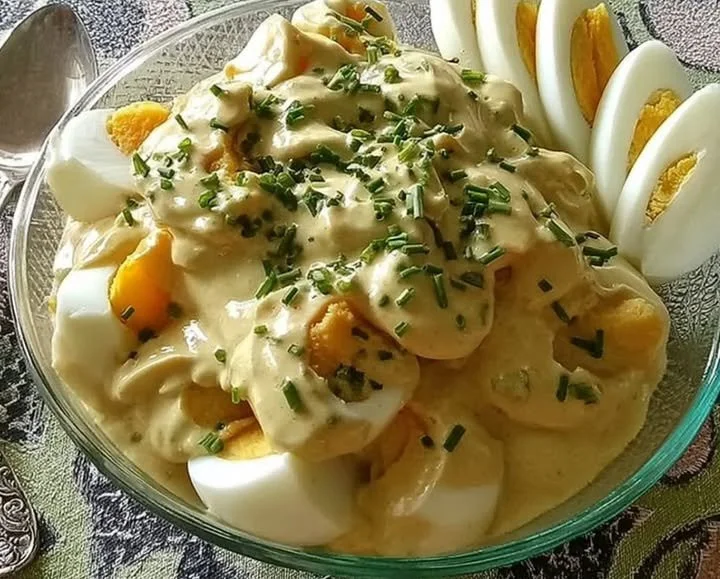 Opas Eiersalat Rezept mit Eiern und frischen Zutaten