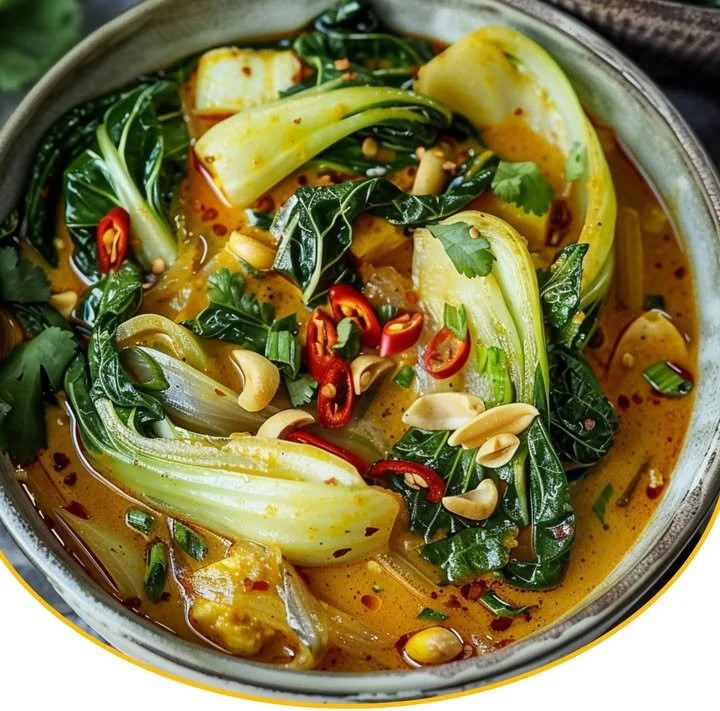 Eine Schüssel Pak Choi Curry mit frischen Zutaten und Gewürzen
