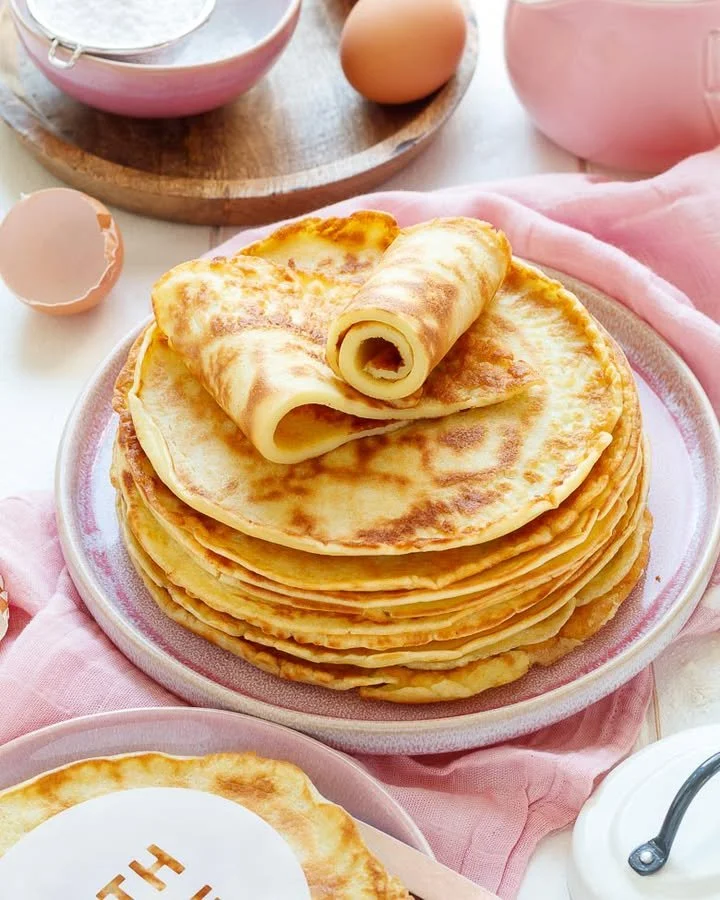 Ein Teller mit frisch gebackenen Pfannkuchen, serviert mit frischen Früchten.