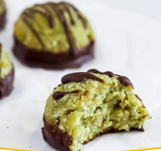 Pistazien-Kokos-Makronen auf einem Teller, frisch gebacken und appetitlich angerichtet