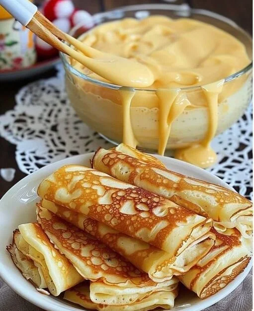 Leckere Quark Pfannkuchen ohne Mehl auf einem Teller serviert