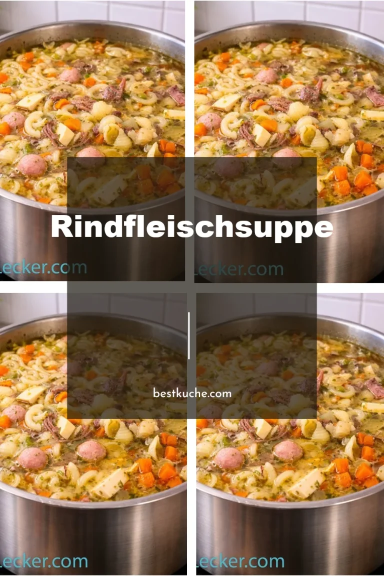 Heiß dampfende Rindfleischsuppe in einer Schüssel, garniert mit frischen Kräutern.