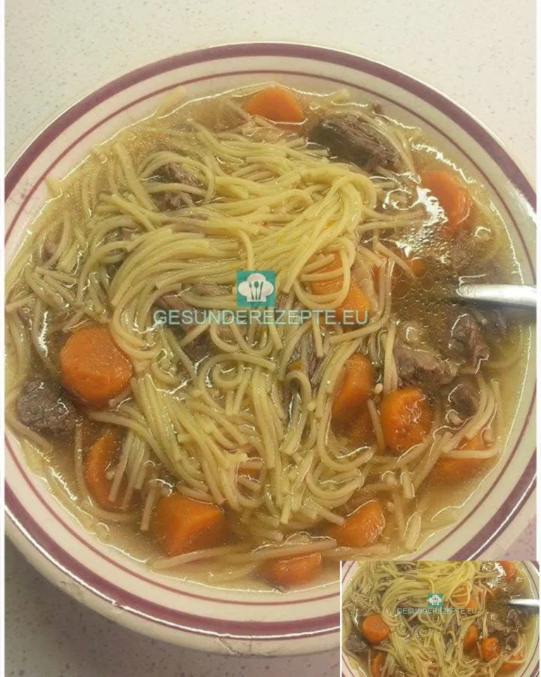 Delikate Rindsuppe in einer Schüssel serviert, garniert mit frischen Kräutern.