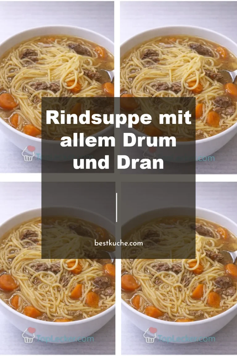 Rindsuppe mit Gemüse und frischen Kräutern serviert in einer Schüssel