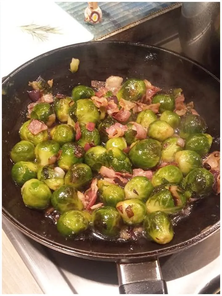 Rosenkohl mit Speck und Zwiebeln in brauner Butter