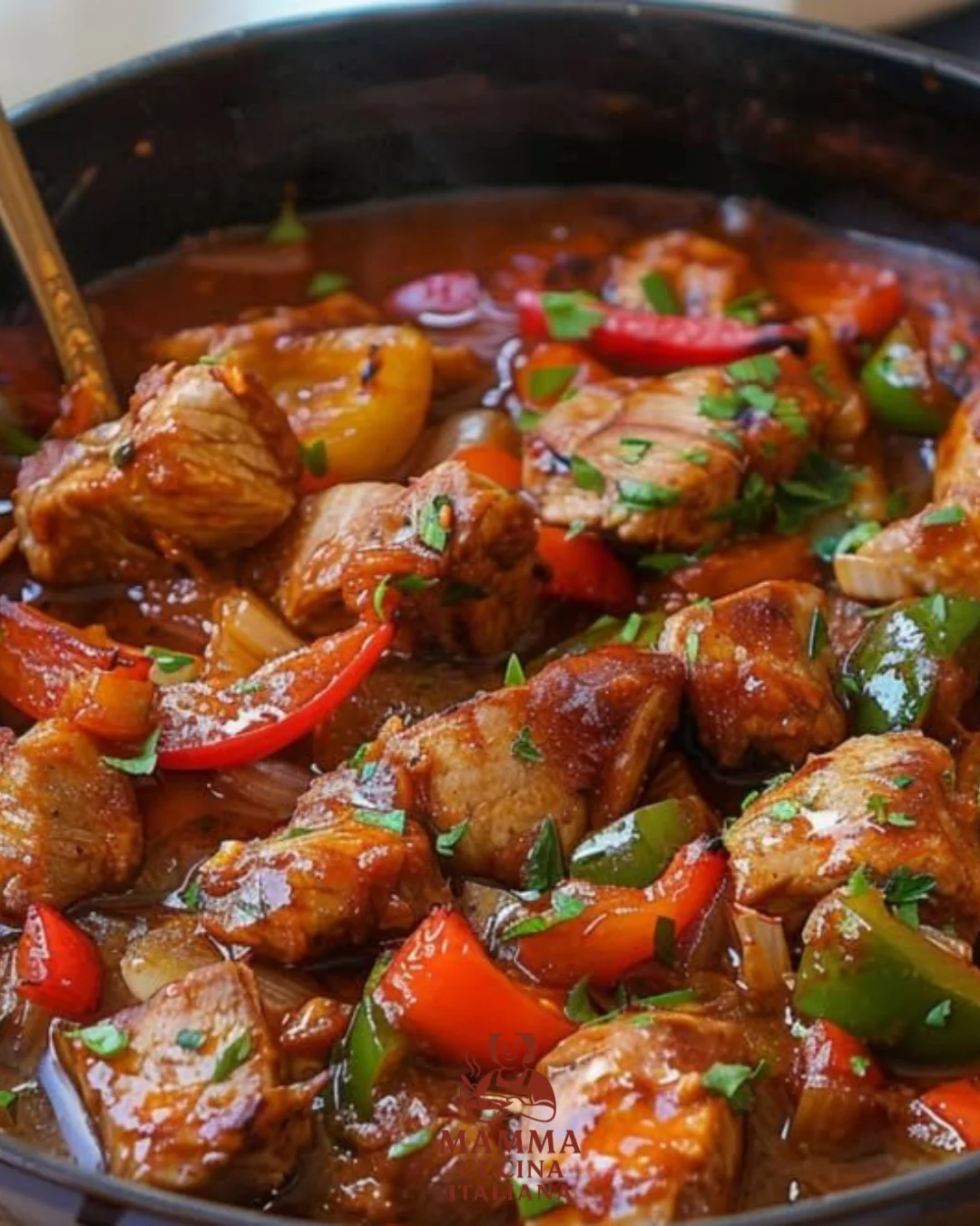 Schaschliktopf mit aromatischen Gewürzen und frischem Gemüse
