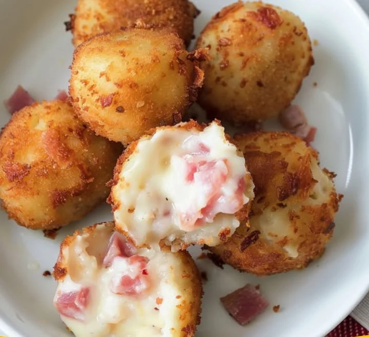 Köstliche Schinken-Käse-Kroketten auf einem Teller serviert