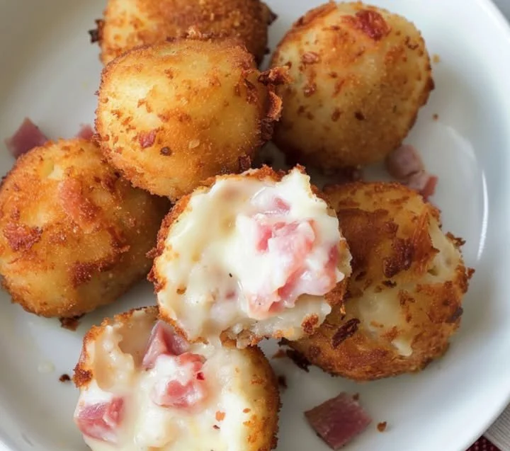 Schinken-Käse-Kroketten frisch ausgebacken auf einem Teller
