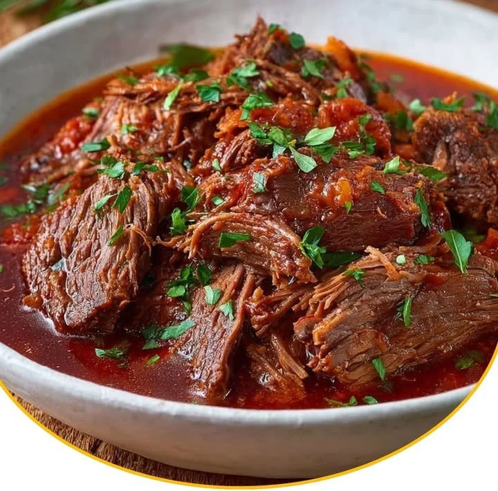 Schmorbraten mit Knoblauch auf einem Teller serviert, garnierter und dampfender Genuss.