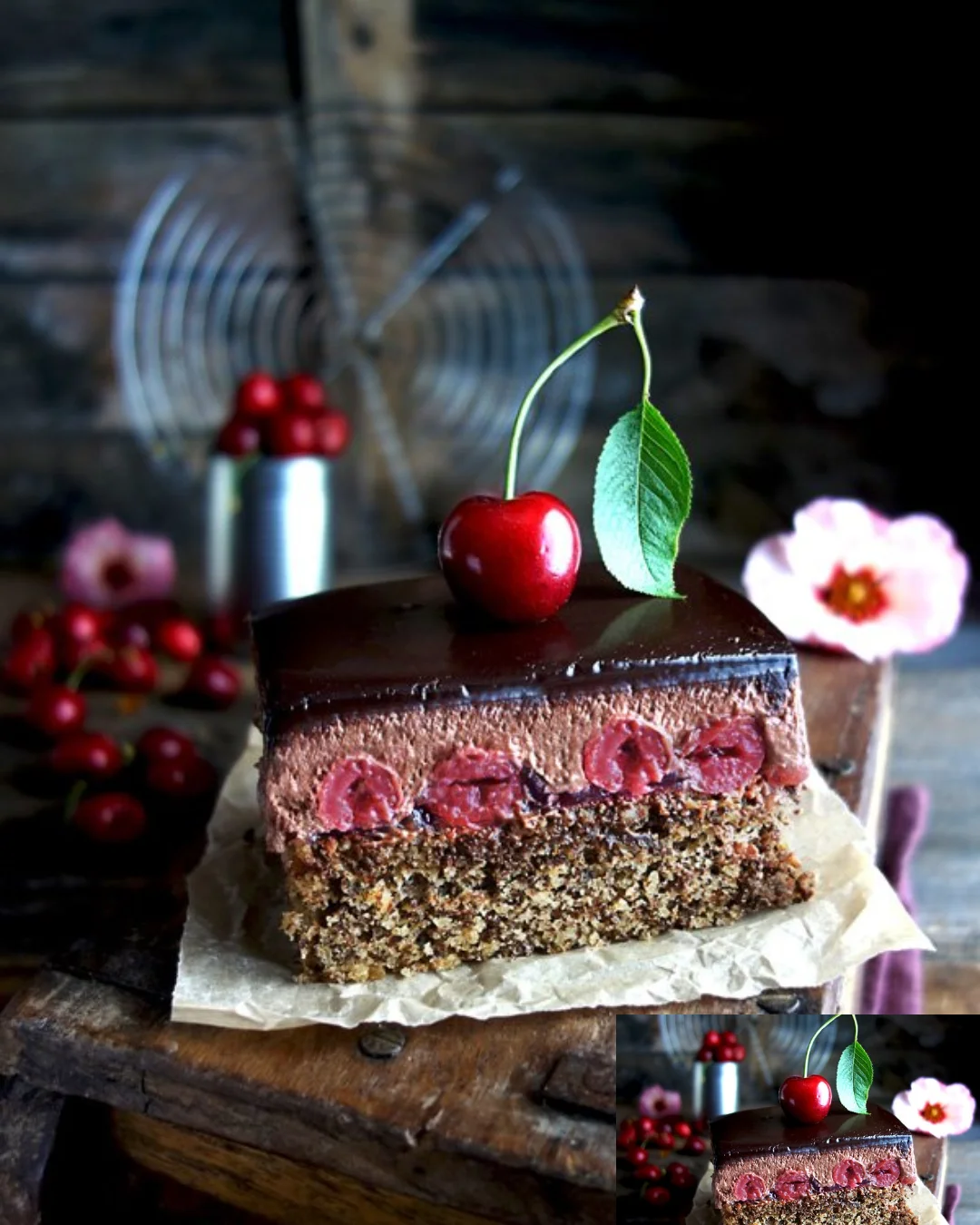 Schoko-Kirsch-Schnitten auf einem Teller, perfekt zum Genießen