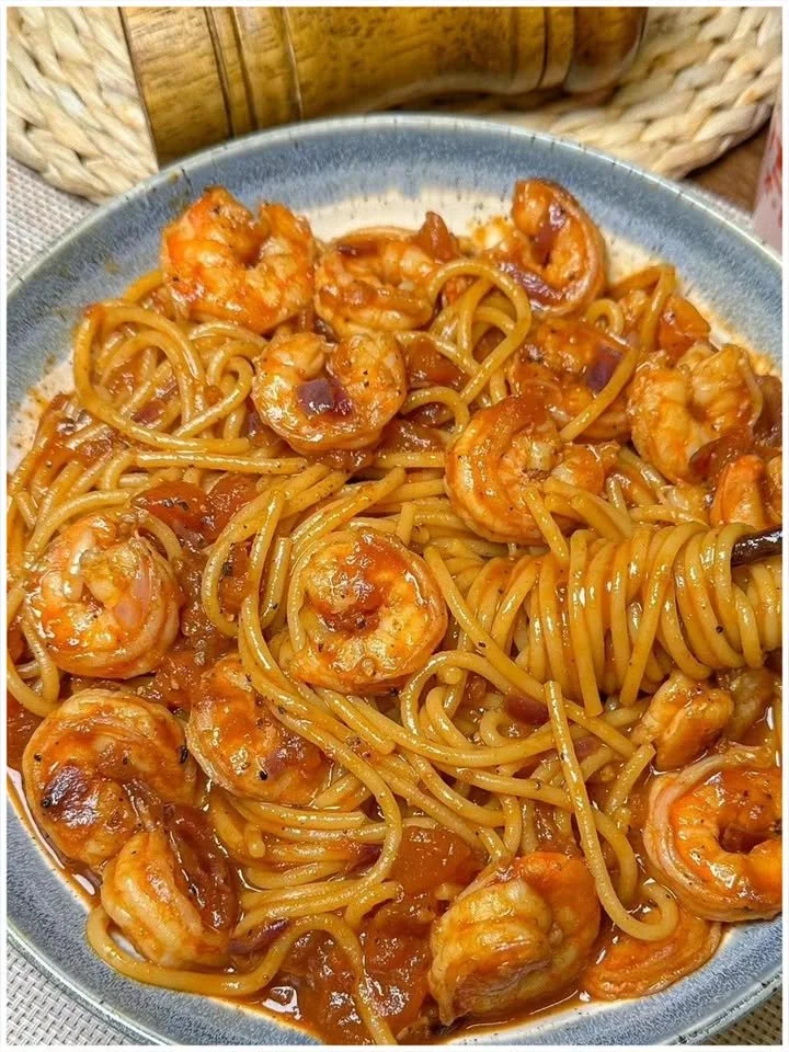 Spaghetti mit Garnelen und Tomatensauce, ein leckeres italienisches Gericht