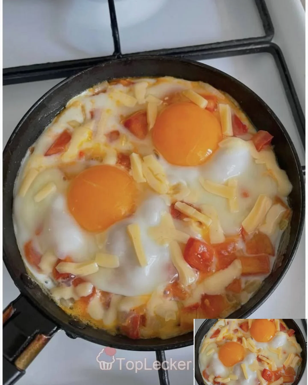 Spiegeleier mit Paprika und Käse auf einem Teller