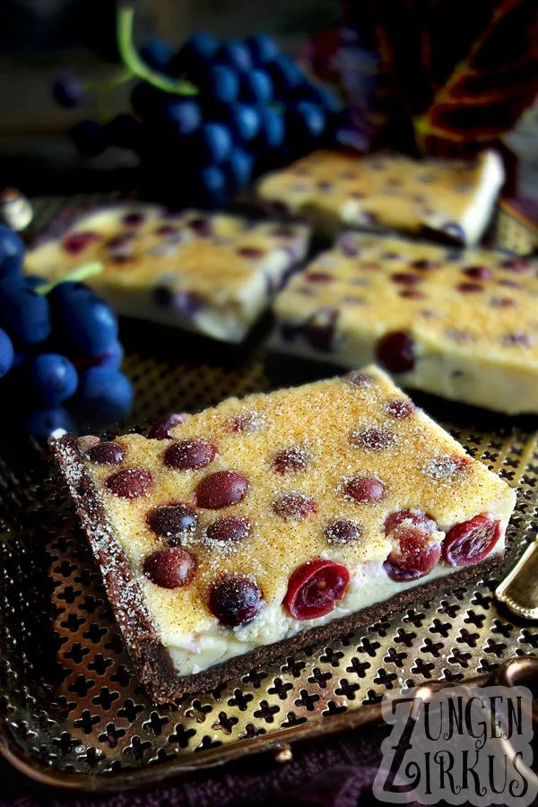 Traubentarte mit dunklem Mürbeteigboden und zarter Rum-Schmandcreme